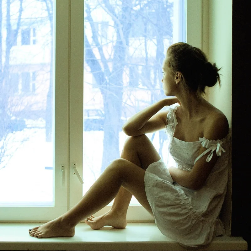 Мир без любимого. Евгения Фетисова Красноярск. Женщина на подоконнике. Девушка ждет. Девушка у окна.
