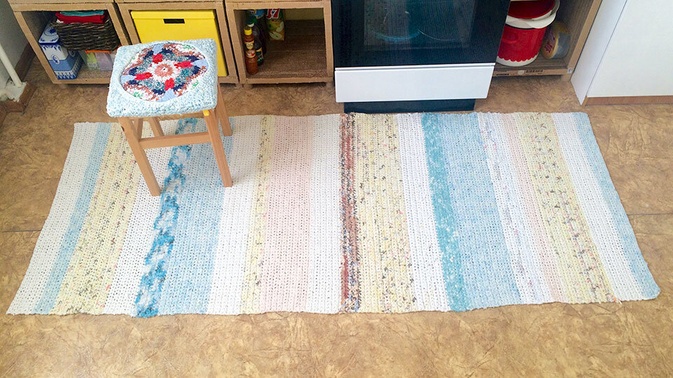 Вязаный ковер на кухне, который рос несколько лет