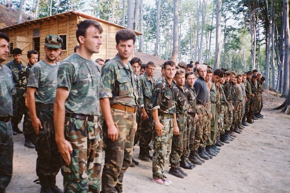Боснийские солдаты в учебно-тренировочном лагере источник Яндекс картинки