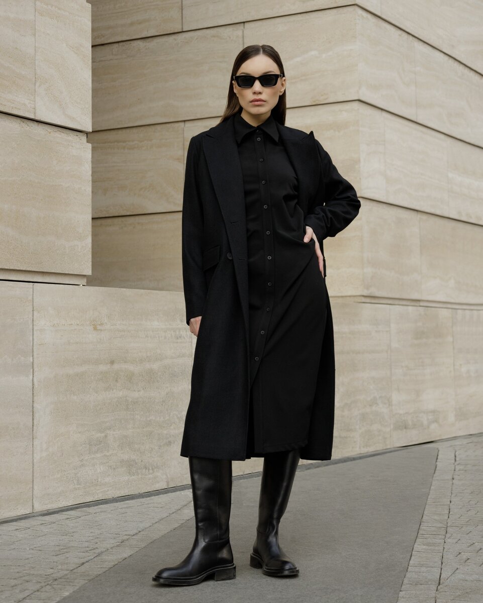 На фото представлено платье КЭРОЛ (арт. 19421DR), пальто МОСКВА (арт. 10721JK).