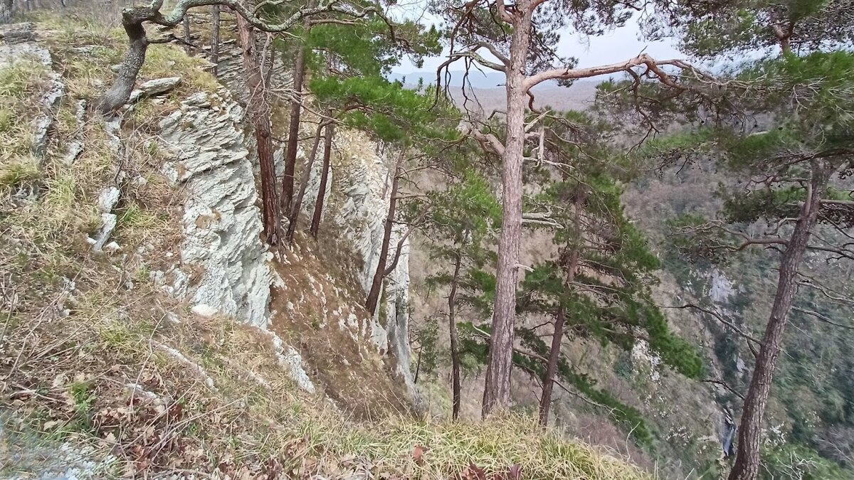 На фото: в нижнем правом углу видно ущелье Агурских водопадов
