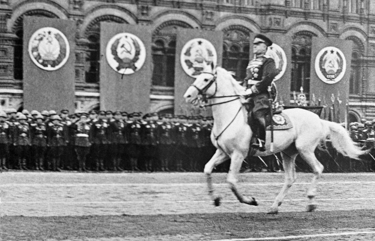 Фото жукова на параде победы 1945 на коне