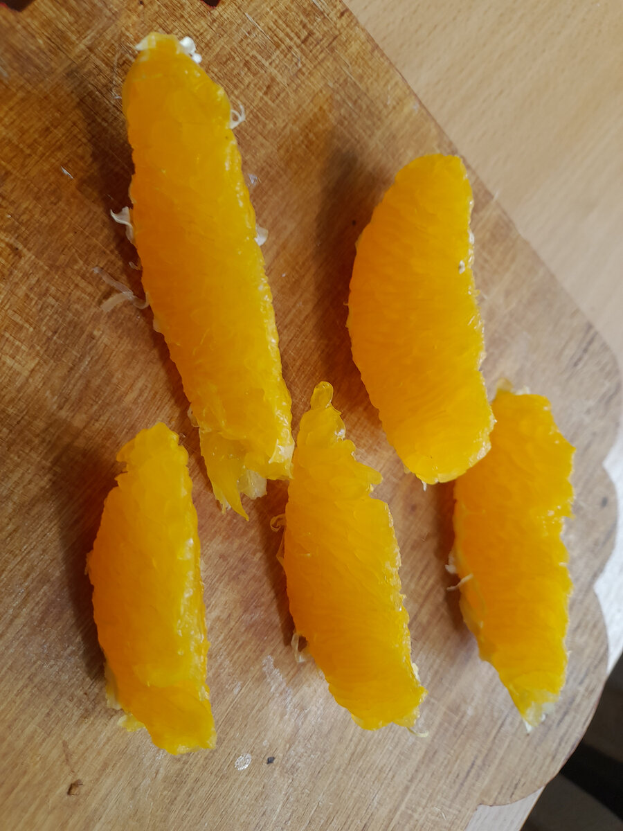 Именно так я чищу апельсины, не люблю шелуху.