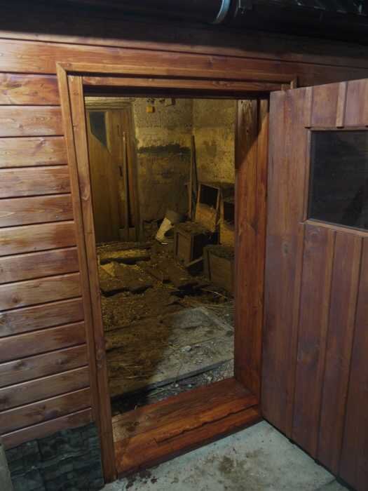 Курятник из дверей. Дверка в курятник. Дверка в курятник. Дверца для курятника. Автоматическая дверца для курятника.