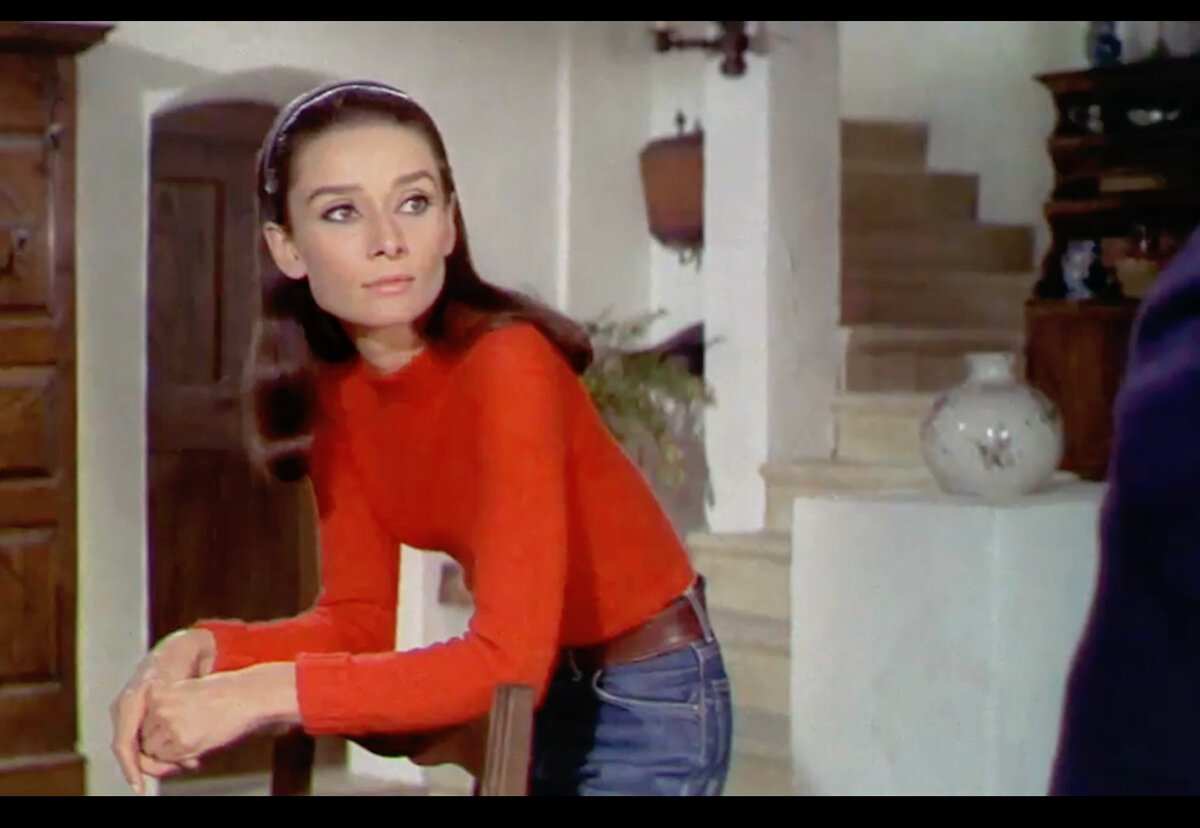 образы Джоанны, когда она встретила Марка - длинные волосы, ободок, минимум визажа и очень простой гардероб - все это подчеркивает ее юность (листайте галерею)