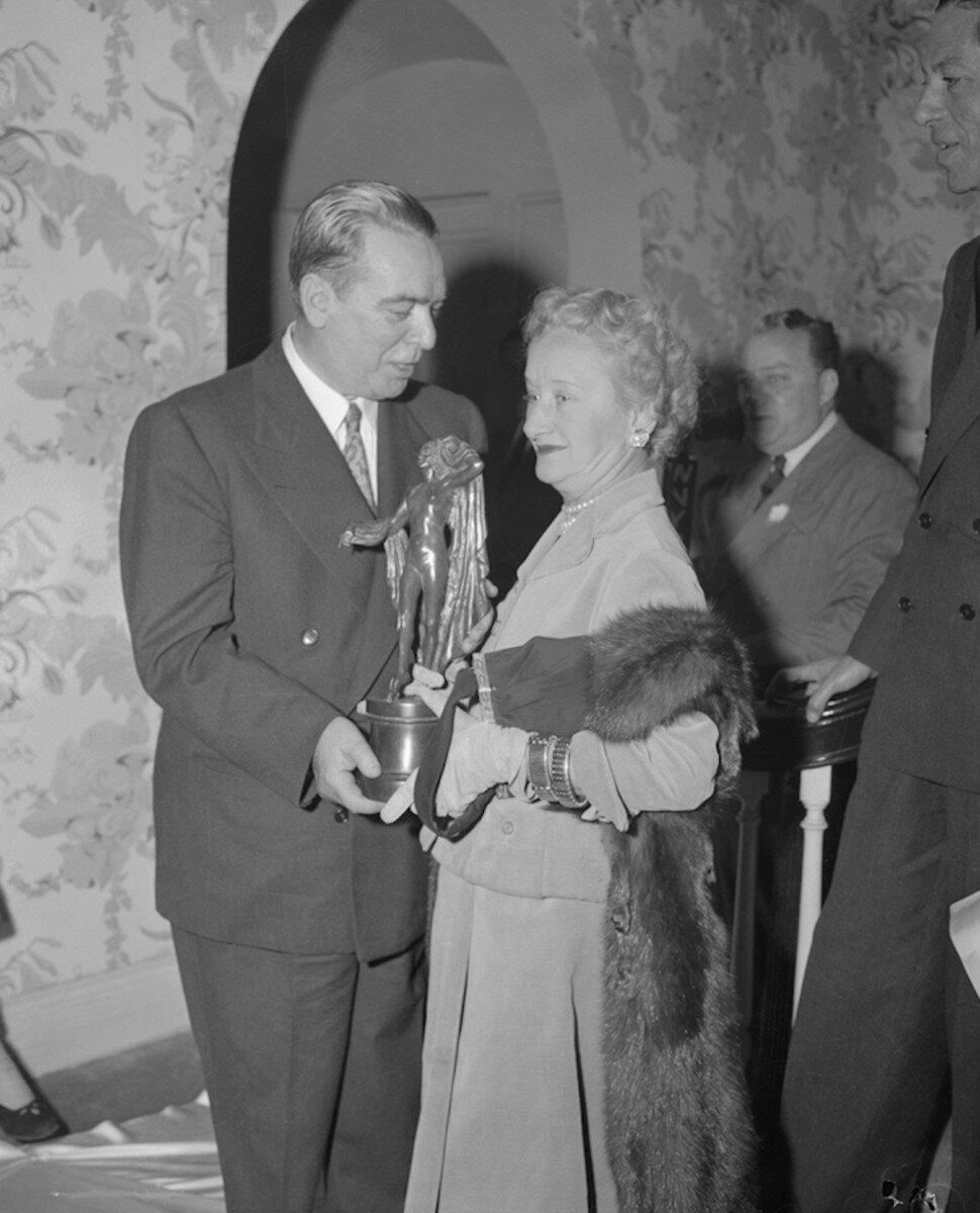 Мэр Нью-Йорка Уильям О'Дуайер вручает награду американских критиков моды Хэтти Карнеги в особняке Грейси, 1948 год.