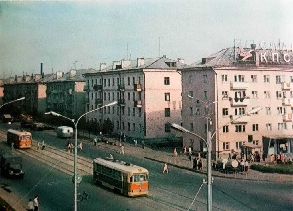 Фото центральной улицы моего города, взято из открытых источников.  Сделано за несколько лет до моего рождения. Считаю очень удачной  и "светлой" фотографией.