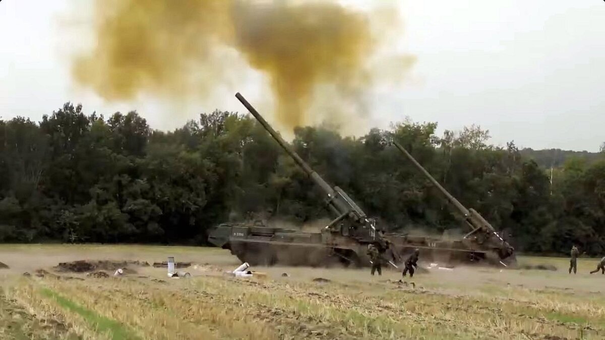 Российские 203-мм САУ «Малка» в зоне СВО, кадр из видео Минобороны России