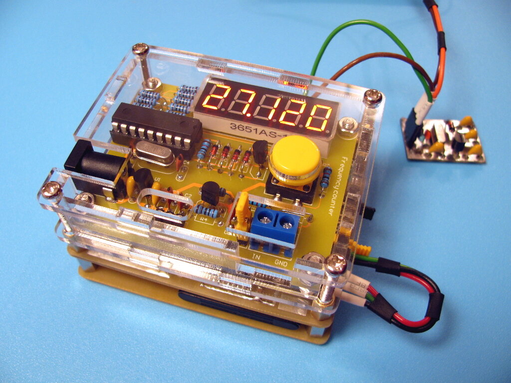 В схеме простого частотомера на микроконтроллере PIC, собранного из радиоконструктора, изначально отсутствует узел формирователя входного сигнала.