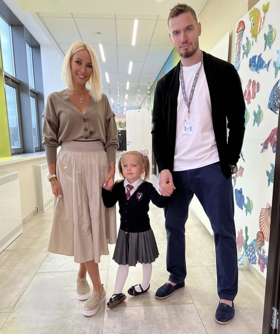     Лера Кудрявцева с семьей.  из соцсетей