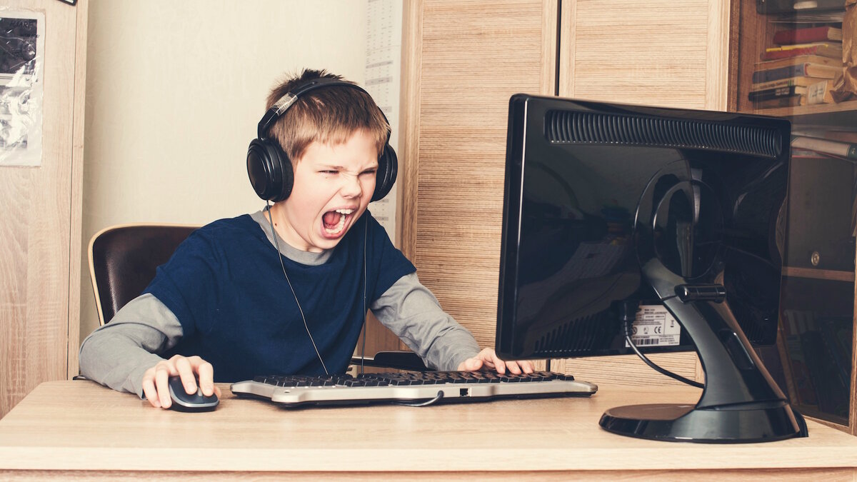 Сумасшедший ребенок набирает "пачку убийств" в компьютерной стрелялке