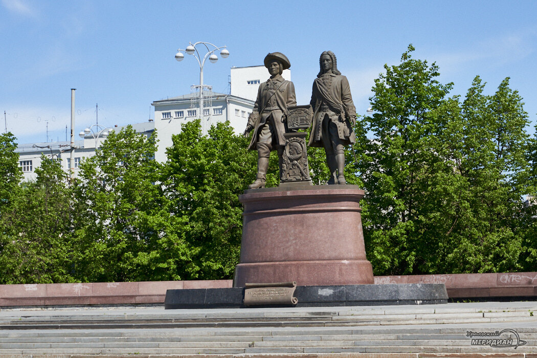 Основатель екатеринбурга татищев. Татищев памятник в Екатеринбурге. Памятник Татищеву и де Геннину. Памятник де Генину и Татищеву в Екатеринбурге. Памятник основателям города де Геннину и Татищеву.