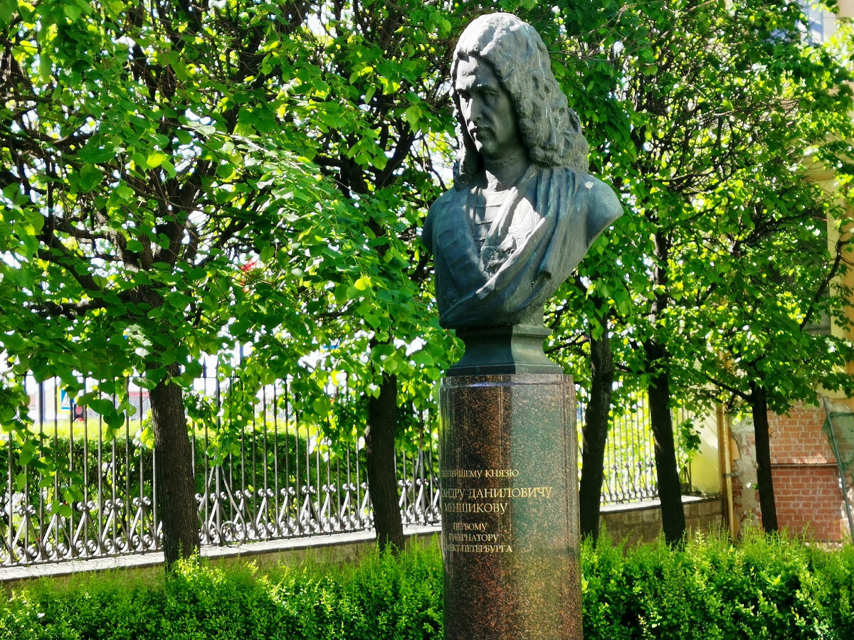  Бронзовый бюст  А. Д. Меншикову у входа во дворец. Фото автора.
