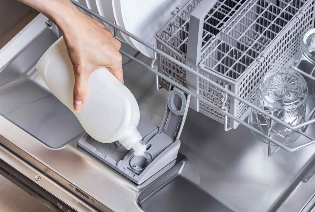 Почему плохо моет посудомойка. Ополаскиватель для посудомоечной машины Bosch. Dishwasher safe посуда. Контейнер для посуды в посудомойку. Ручная посудомойка.