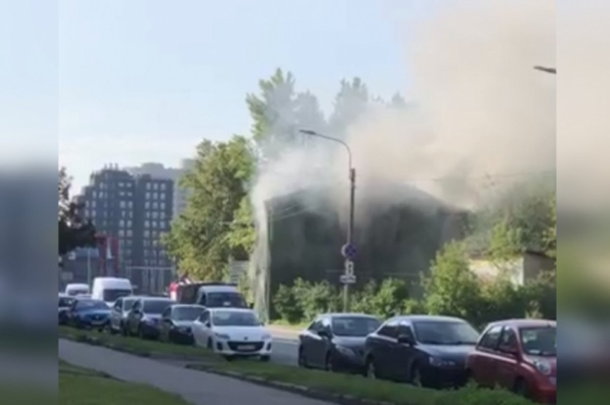 На проспекте Шаумяна в Петербурге тушат горящий двухэтажный заброшенный дом  | АиФ – Санкт-Петербург | Дзен