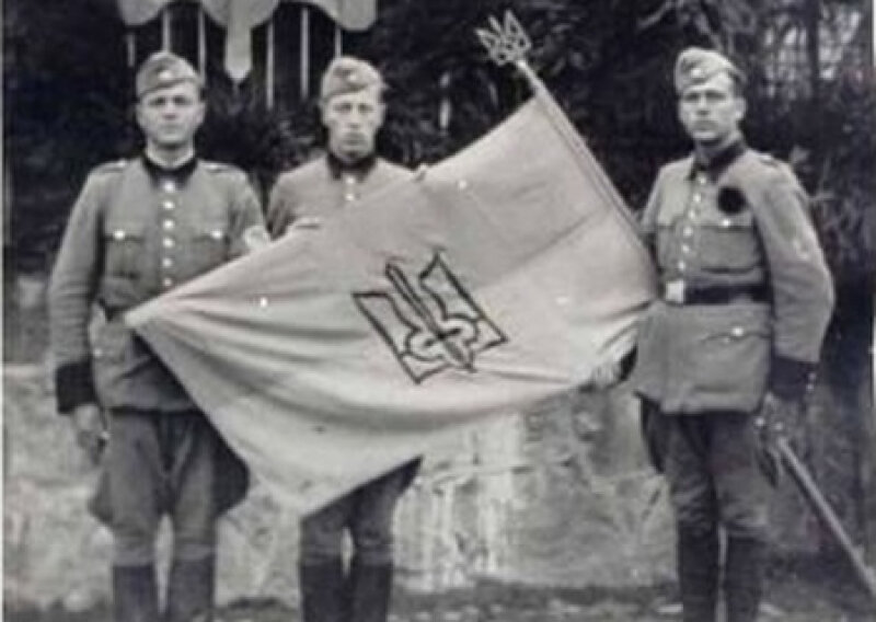 На флагштоці біля Дніпропетровської ОДА активісти підняли червоно-чорний прапор 