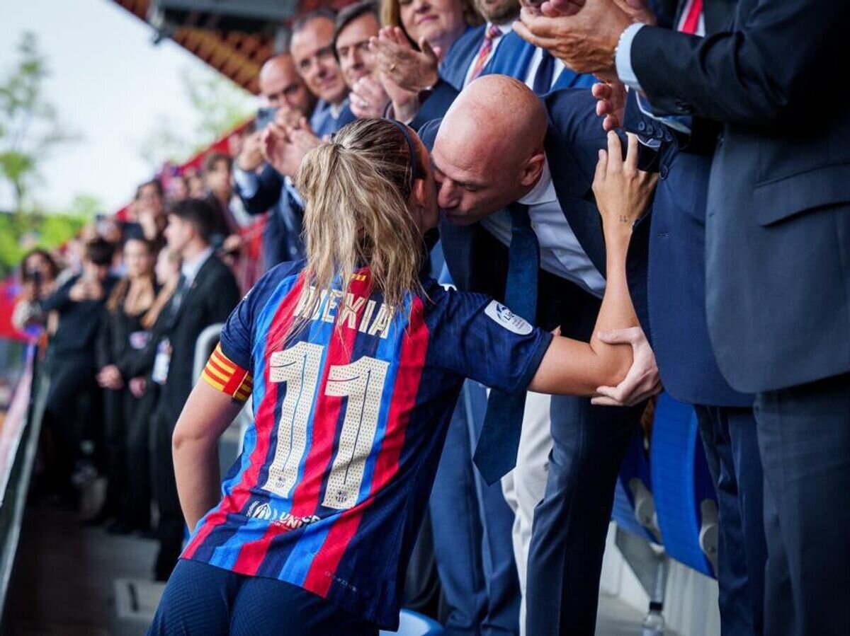    Глава RFEF Луис Рубиалес и капитан женской команды "Барселона" Алексия Путельяс© Фото : Пресс-служба RFEF