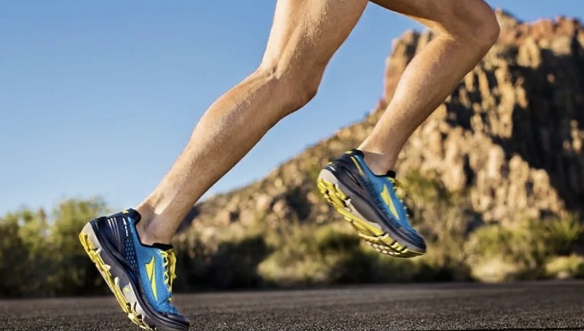 Мужские бег обувь. Обувь для бега. Кроссовки для спортсменов. Кроссовок для бега. Кроссовки на ногах.
