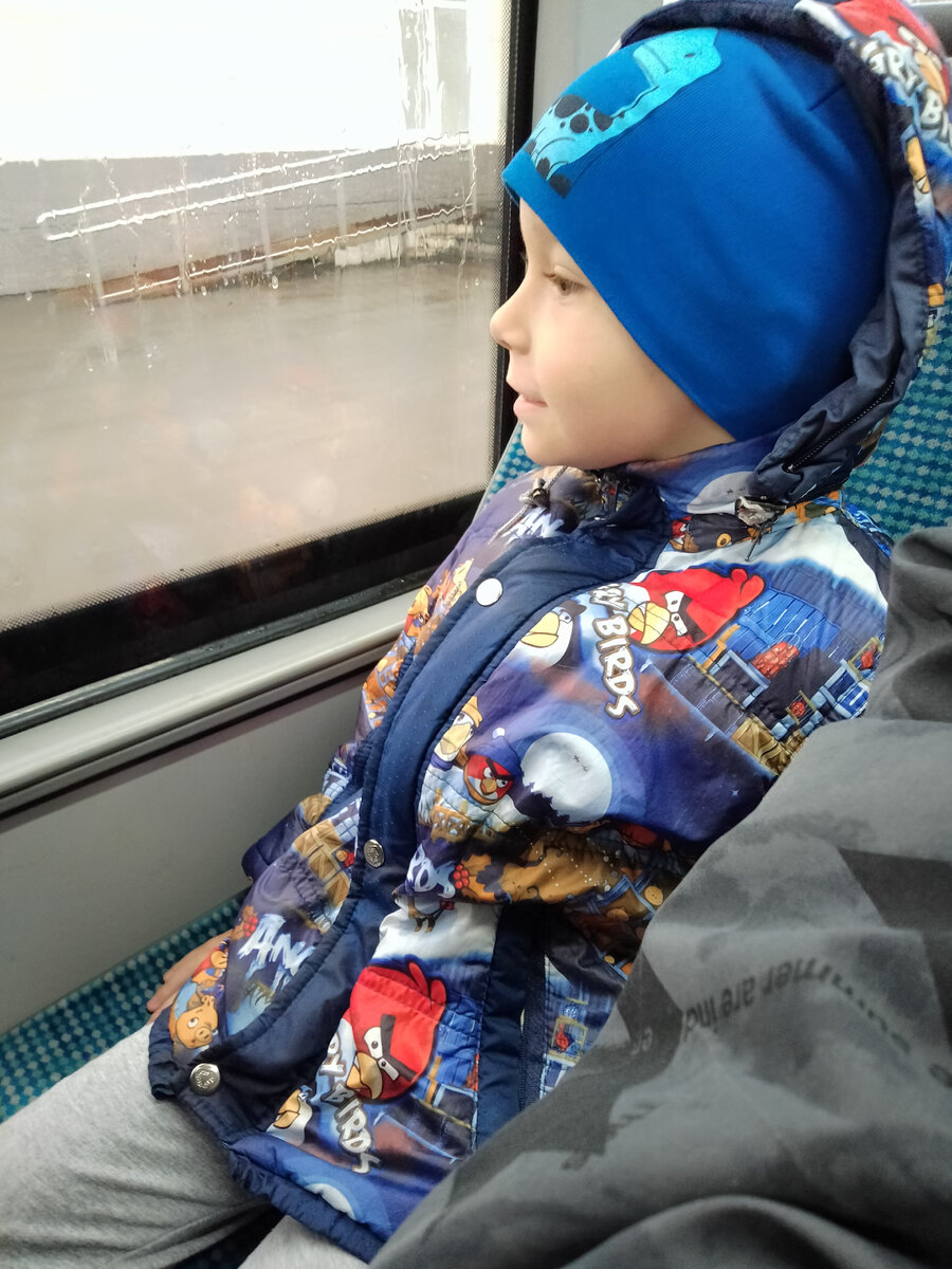 Удивлён тем, что автобус едет задом наперёд