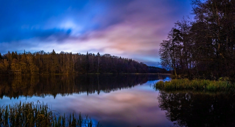 vk Калужский фотограф Александр Дьяченков запечатлел поразительные осенние красоты озера Вырка, что в Калужской области.