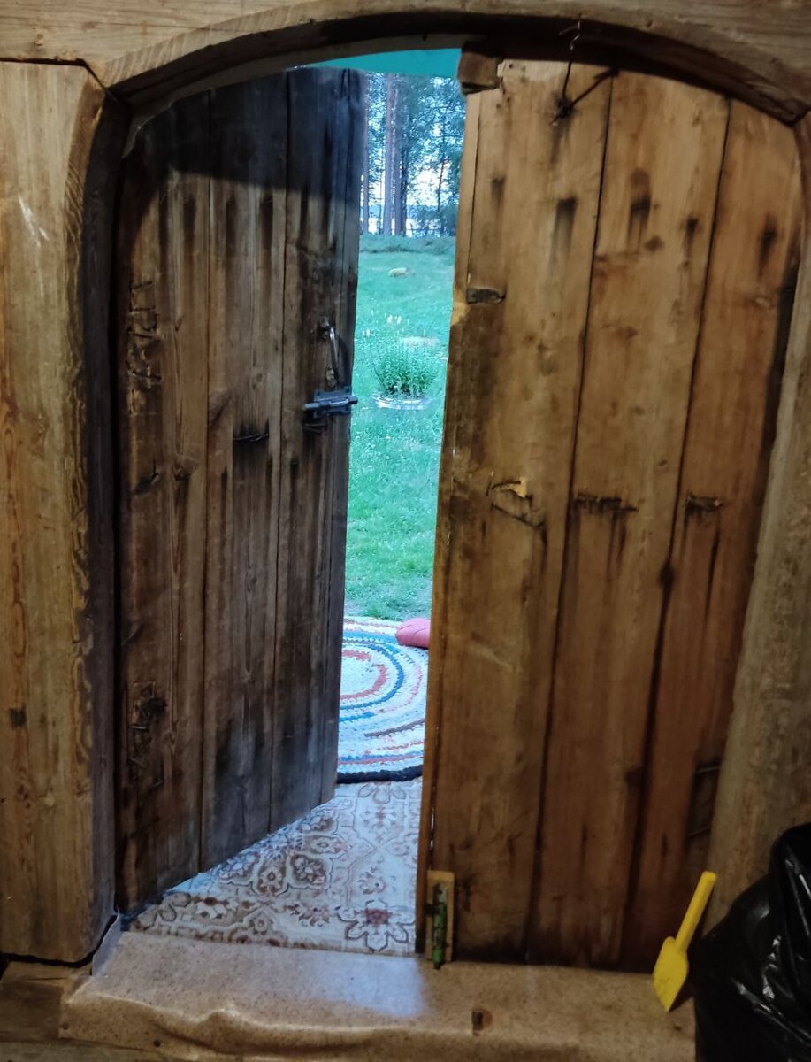 Старинная дверь в карельском доме