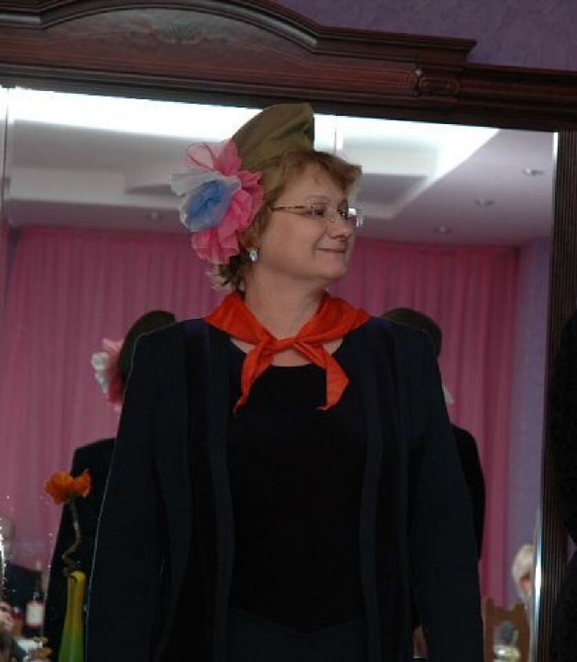 Светлана Смирнова в сценке на праздновании 25-летия “Граней”. 2004 год.