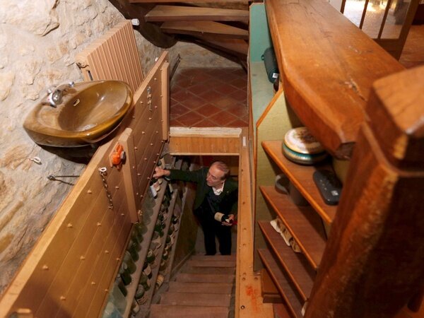 Зайти в помещение, построенное коллекционером в 1999 году, можно через длинный коридор и несколько бронированных дверей и ворот. Он посещает свою коллекцию один раз в месяц, чтобы проверить запасы и пополнить их новыми винами