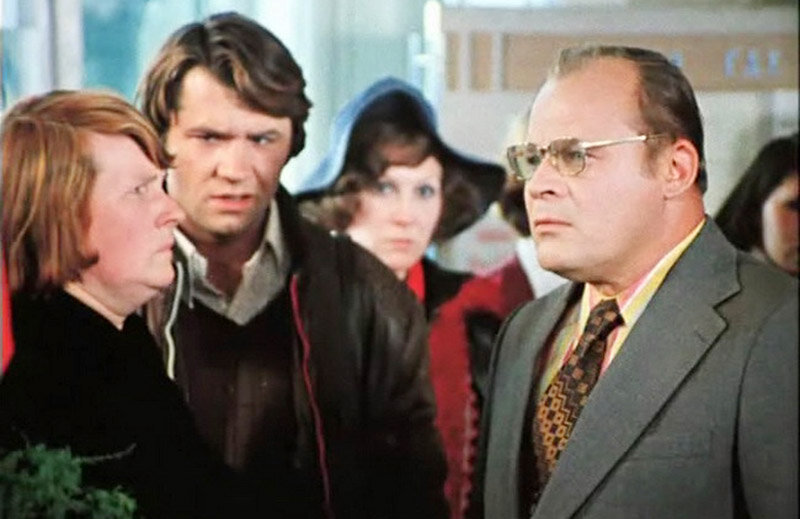Людмила Иванова и Пётр Щербаков: кадр из фильма «Служебный роман» — Бубликов только что узнал, что умер