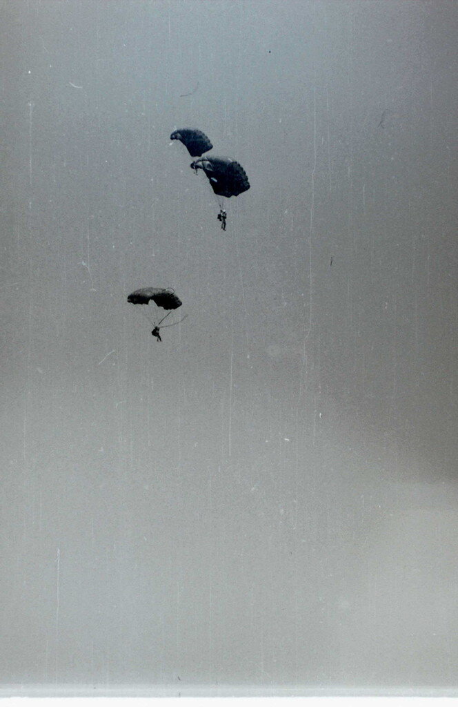 Не так давно Руслан Вахрушев прислал мне еще одну подборку фотографий с этого праздника... Их и предлагаю вашему вниманию.


1. Нам, парашютистам, / Привольно на небе чистом / Легки ребята на подъем / Задирам мы совет даем: 

