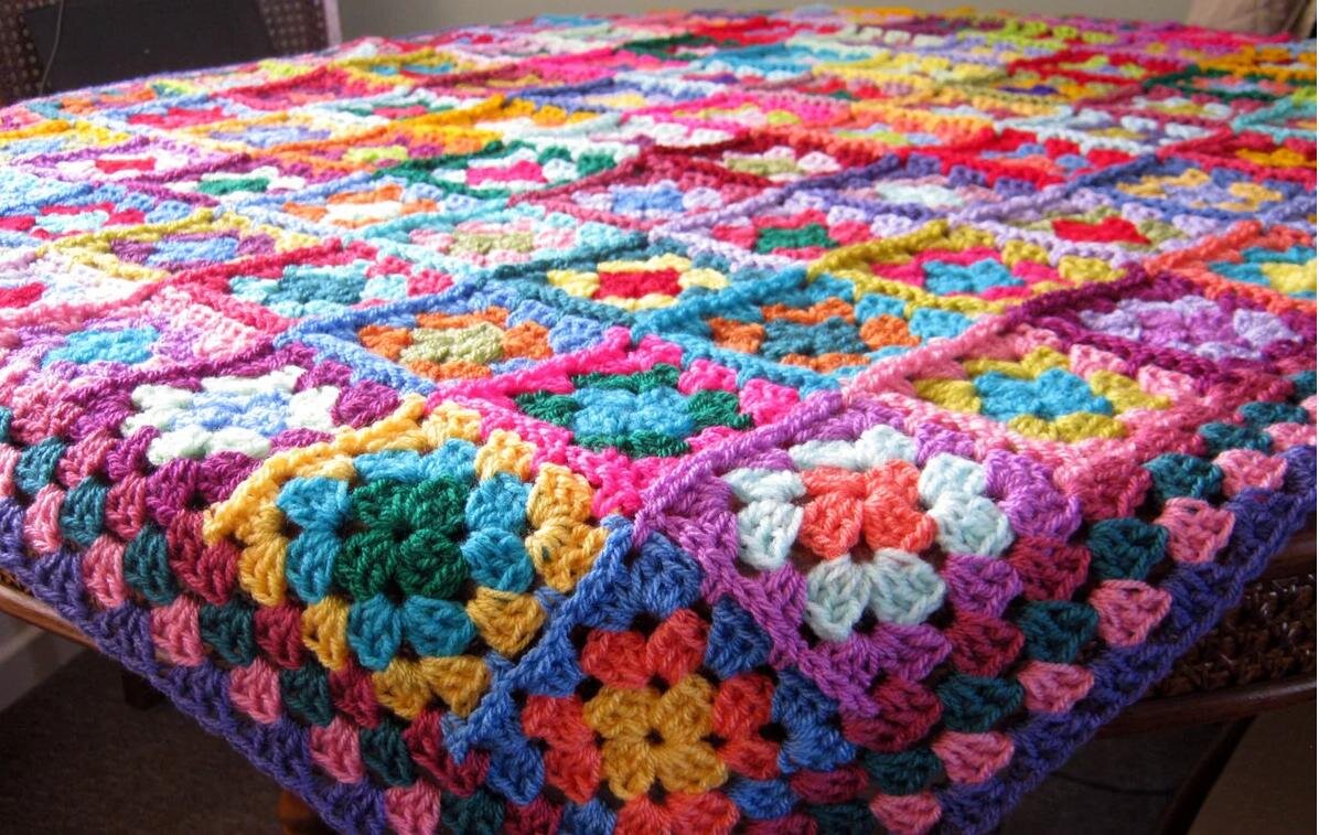 плед из разноцветных бабушкиных квадратов