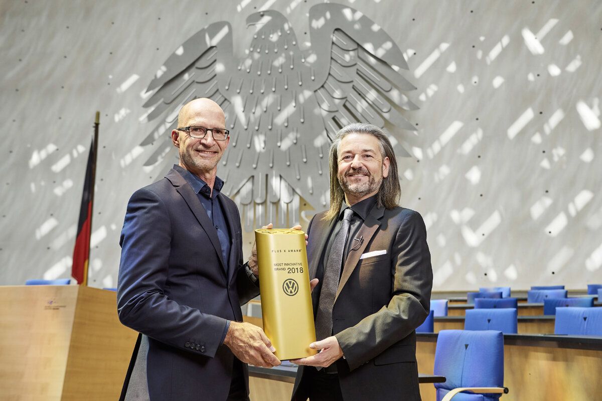 Шеф-дизайнер марки Volkswagen Клаус Бишофф и председатеь премии Plus X Award Донат Брандт