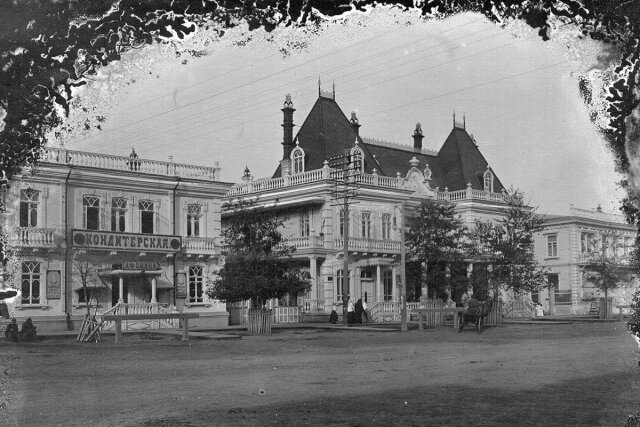 Кондитерская Афонина располагалась напротив нынешнего горпарка. До наших дней здание не сохранилось.