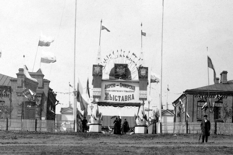 На первой Амурско-Приморской выставке за кондитерские изделия Афонин получил медаль.