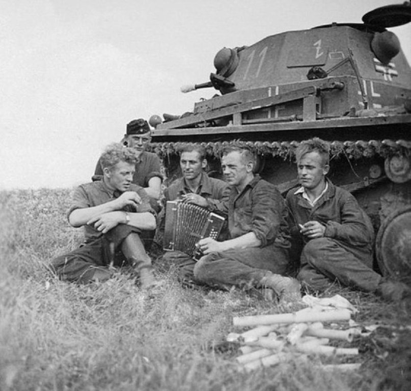 5 дивизия вермахта. Танкисты дивизии Великая Германия. Танки вермахта 1941-1945. Танки вермахта 1941. Великая Германия дивизия вермахта.