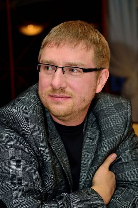 Покинув Новгород, Александр Александрович успел сменить несколько мест работы и сделал политическую карьеру, попав в ряды путинской Общественной палаты. В истории НОТ он останется, видимо, самым креативным руководителем. И уже здесь он пользовался приёмами, достойными  USA Really. Так, порождённая им программа «Политика. Novgorod Style» носила вполне бульварный характер. Карикатурное по сути изображение тех, кто пытается играть на провинциальном политическом поле, должно было выгодно оттенить «серьёзность и обстоятельность» подлинных хозяев этого поля: работодателей главы НОТ, то есть руководителей областной власти. Губернатор Митин любил беседовать со своим советником Малькевичем, прогуливаясь с ним по дорожкам резиденции в Шарматове.