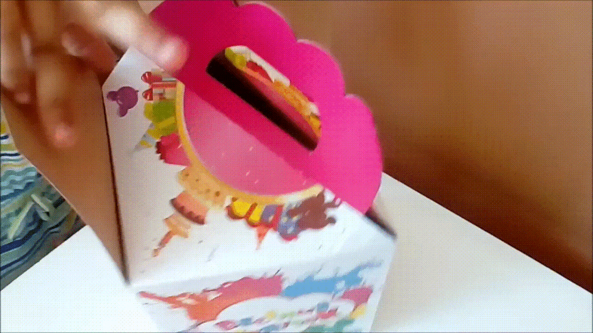 Киндер, кукуруза, куриная ножка, печенье (кукис), сок. К кукурузе идет соль в комплекте. Влажная салфетка также идет в сундук.