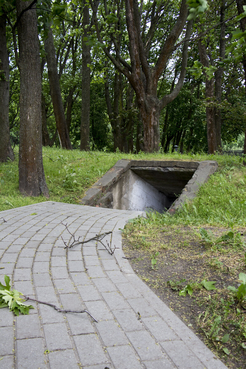 Вход в подземный бункер. Литовский Вал