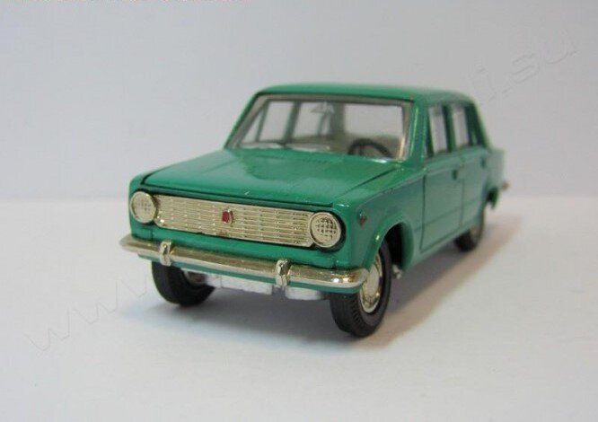 ВАЗ 2101 № А17. Достаточно распространенная модель в чаще всего встречающемся цвете. Были цвета красные, оранжевые, бежевые, голубые, кирпичного оттенка.