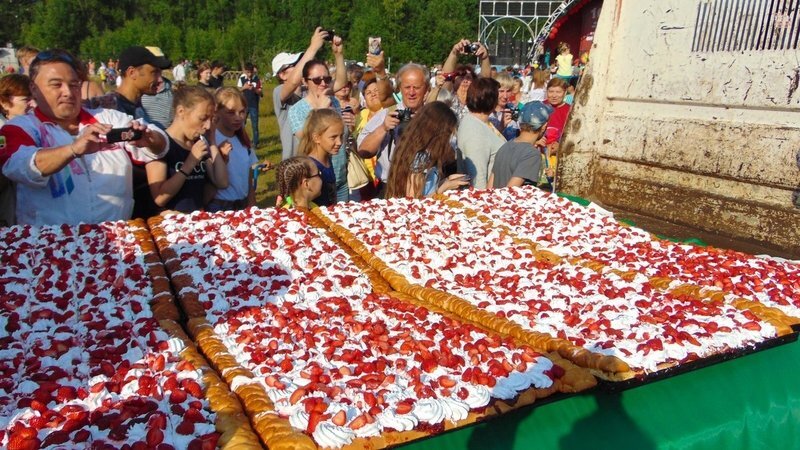 Подача 150-килограмового клубничного пирога, фото: Екатерина Трофимова