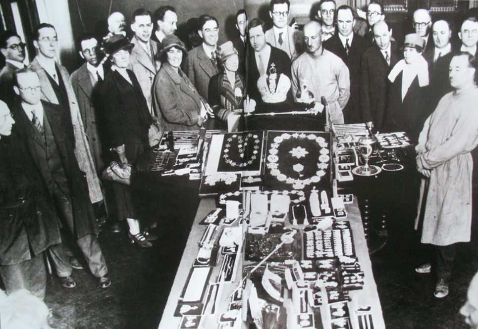 Члены первой неофициальной Комиссии по расследованию в России осматривают коронные украшения Романовых, показанные им с разрешения властей в Москве в ноябре 1926 года. Фотография из французского журнала «L´Illustration»