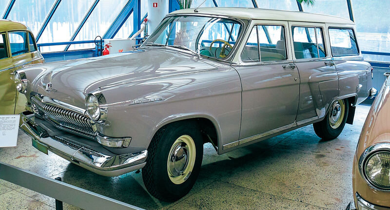 Волгу ГАЗ‑22 с тремя рядами сидений рекламировали даже не как семи-, а как восьмиместную машину.