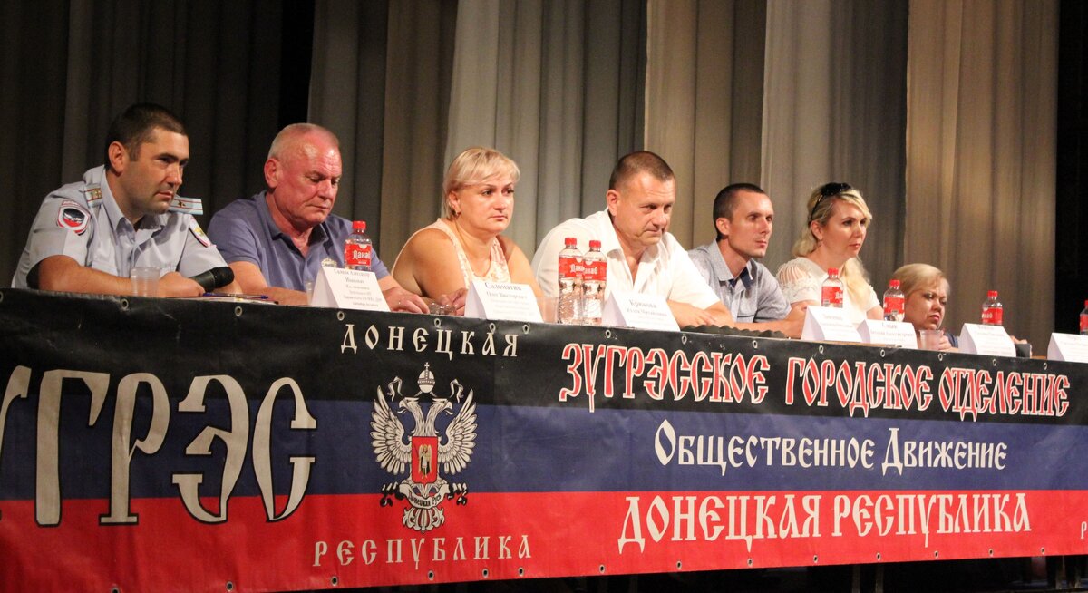 Левченко Александр Николаевчи глава г.Харцызска (в центре)