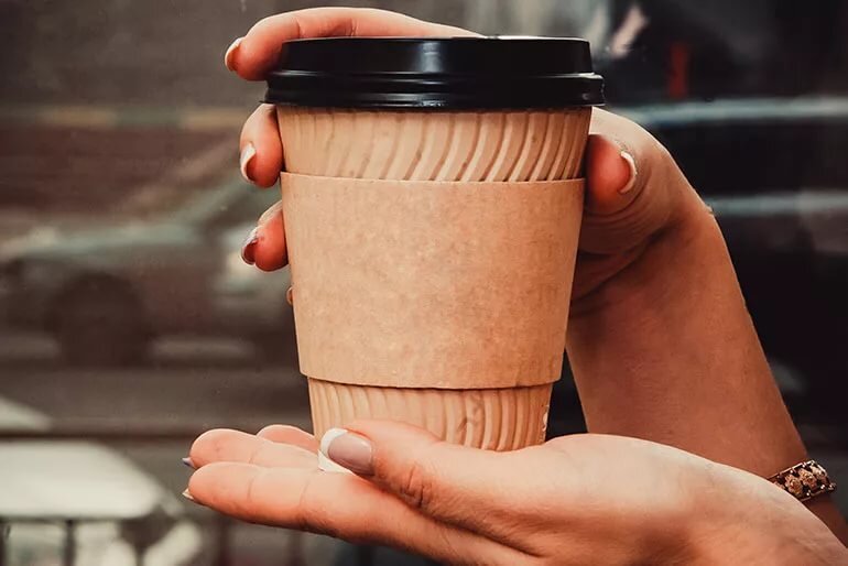 Жили-были два друга.Обычные простые парни,зовут их например Вася и Петя.Жили в провинциальном городе с маленькой зарплатой и большими амбициями.И вот решили они открыть СВОЁ дело.Ибо что на чужого дядю то работать?А заняться решили модным нынче направлением-кофе навынос продавать.Ну а че?Кофе же маржинальный напиток,себестоимость там три копейки,а продавать будем по 80 рублей за 200 мл американо. Сказано-сделано.Взяли кредит (ну куда будущим бизнесменам без кредита?).Бизнес план на коленке составили,многое просто на словах.Главное что решили прибыль с неубитого медведя пополам делить.Друзья же,че.И если вы думаете что они дураки,то зря вы так.Подавляющее большинство себя так ведёт в ситуации открытия своего БИЗНЕСА!Потому что друг не кинет,прибыль будет,кредит отдам,а главное есть ведь супер ИДЕЯ!
А что в итоге с Васей и Петей?А вполне по жанру «скандалы,интриги,расследования».Хотели взять кофемашину в аренду,типа кофе брать только у них,а взамен дают в аренду кофемашину.Проблема в том,что в провинцию на 300 тысяч человеческих душ компании свои чудо-агрегаты не отправляют в аренду,только выкуп.Правда с рассрочкой и без процентов,но потратиться то надо!Что делать?Взяли в рассрочку.Чтобы вы понимали профессиональные кофемашины стоят порядка 50-120 тысяч и требует тонкой настройки.Для каждого сорта кофе своя калибровка машины,нет такого что один раз настроили и все,на все сорта машинка пашет.Нет,она работать конечно будет,но вот вкус...Наверное поэтому вкус кофе у большинства кофеен так себе.
Вернёмся к героям.Кофемашина есть,ИП зарегистрировали на 1 друга (чуете,керосином дело пахнет?),помещение в аренду искали-искали да все найти не могли.А когда нашли в одном торговом центре то выяснили что хитрая администрация ТЦ сначала просит макет будущего бизнеса и денег за первый и последний месяц аренды.А главное,что аренда по типу «островок» стоит в разы дороже стационарных бутиков.Ибо проходимость то у островков выше!В общем ребята почесали затылки и решили искать другое место.А за кредит уже платить надо.Ну вот тут треш весь и произошёл.Денег нет,точка не работает,а партнеры выясняют кто больше виноват.Я признаться когда в эту историю влезла уже понимала что трындец их дружбе и деньгам.Везде нужен деловой подход,везде.К финансам,бизнесу и даже друзьям.Потому что другой человек это потёмки,нужна дистанция и письменные договорённости.Короче,кофе на вынос не спасли.Ребята разосрались в пух и прах.Теперь у одного есть кредит и кофемашина,а у второго ИП и часть недоплаченных платежей в ПФР.Вывод один,и самый простой-не бегите впереди паровоза,бизнес можно делать с близкими,но важно договариваться на берегу.И да,если не разбираетесь в направление бизнеса то либо идите учитесь либо...не лезьте.
Спасибо за прочтение!Если статья оказалось полезной поставьте 👍🏼 