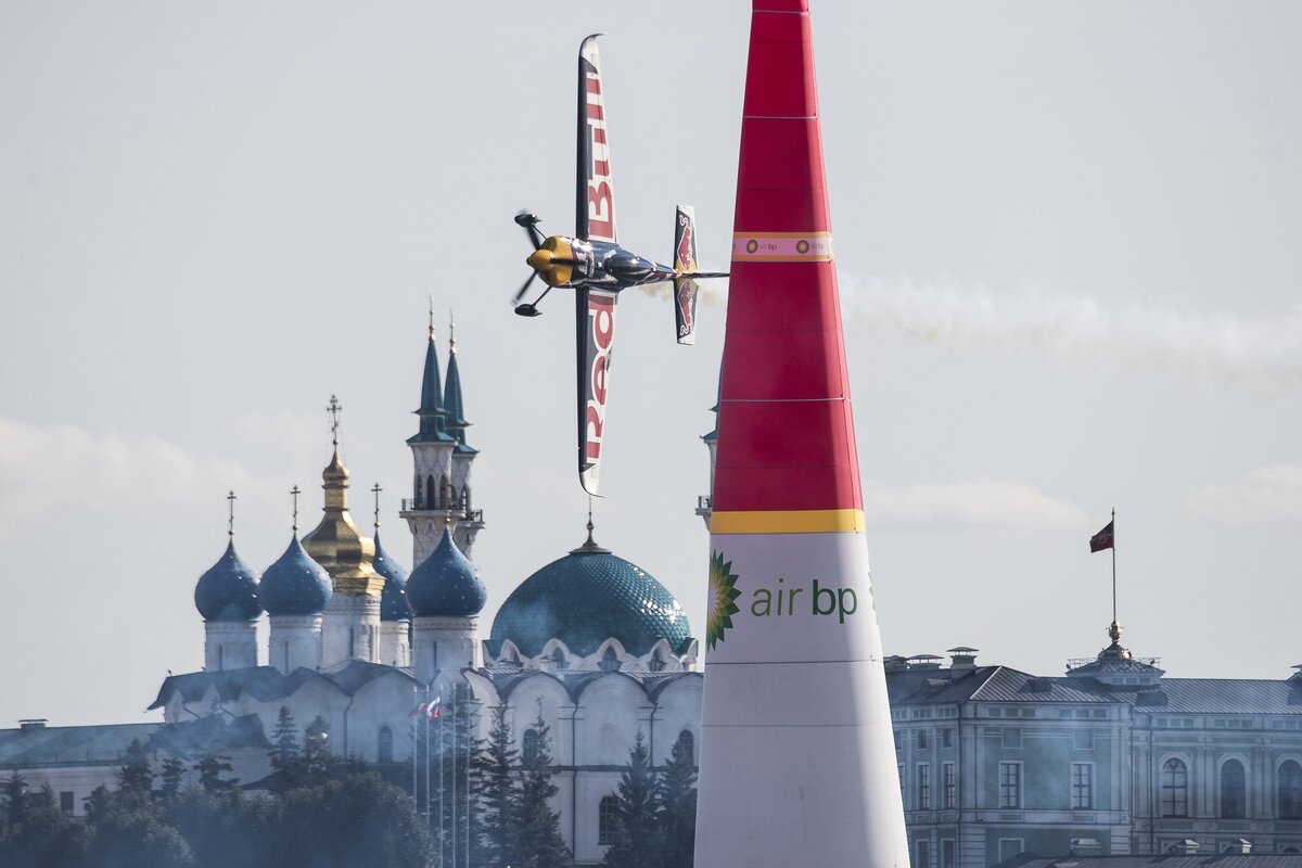 Казань венгрия. Red bull Air Race Казань. Ред Булл Казань. Красивые фото авиационного шоу в Казани. Самолет над Казанью сегодня.