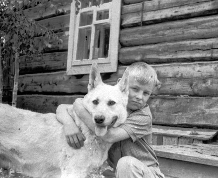 Не все могли содержать в городских условиях кошку или собаку. Но у бабушки-то в деревне эти звери точно водились.