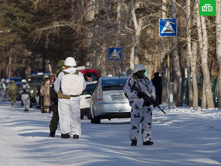 Фото: задержание школьника, который напал на учащихся с топором  