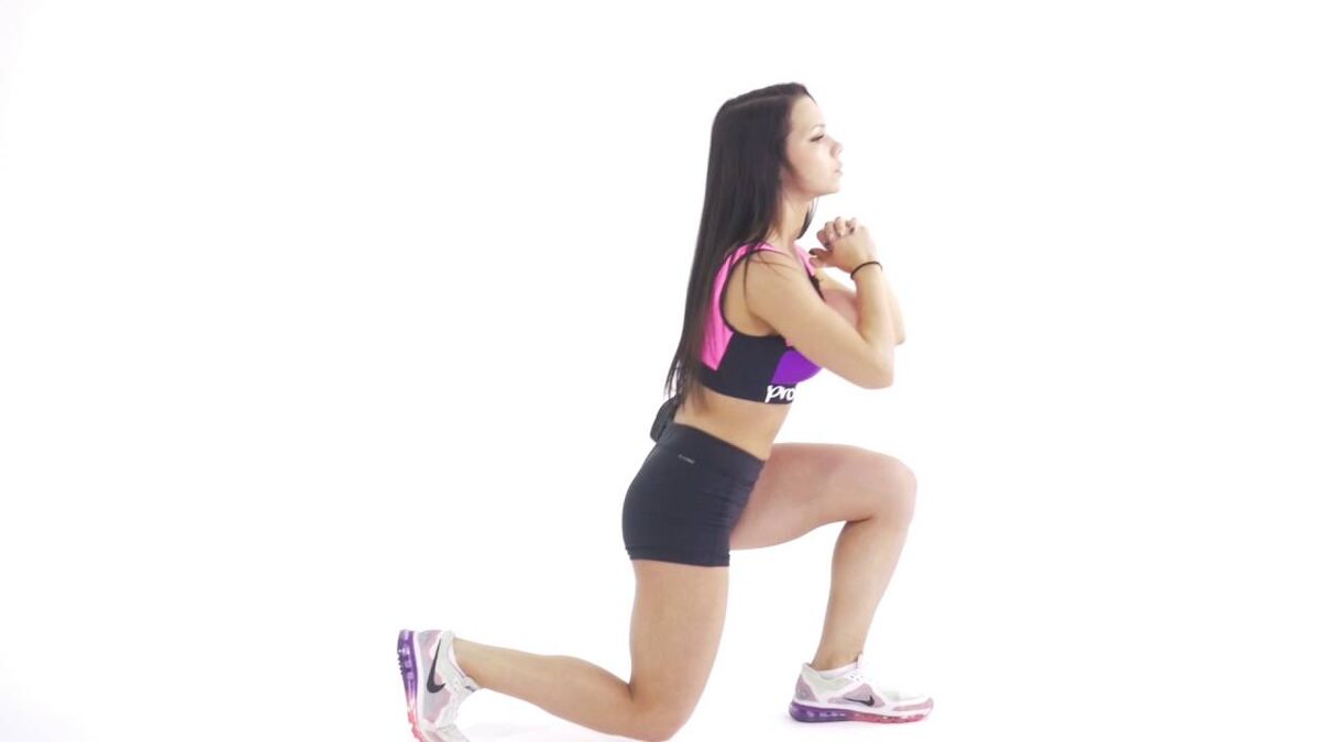 Выпады менее травмоопасны, чем вперед, но одинаково эффективны для ягодиц (фото: YouTube)