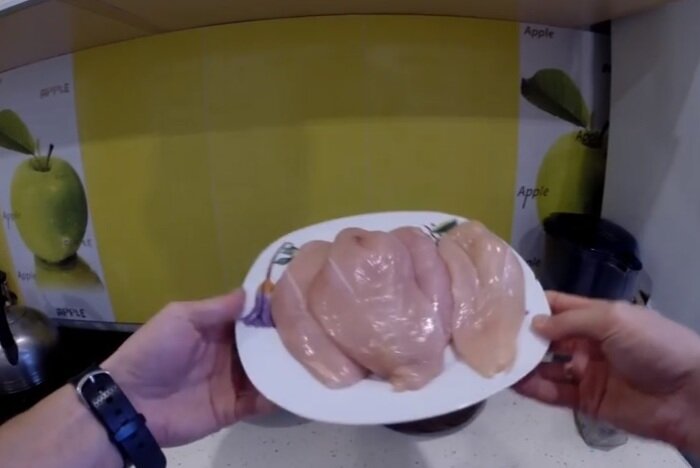 
Бастурма из куриной грудки.
Бастурма (вяленое мясо) считается на наших отечественных просторах деликатесом. Как правило, ее можно увидеть на праздничных столах. Традиционная бастурма делается из говяжьего мяса, но мы предлагаем вам попробовать самим сделать ее… из куриной грудки. Вкус получится непередаваемым.

Возьмите 4 кусочка куриного филе.
