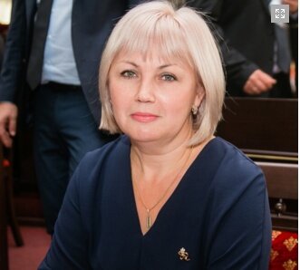  - Мы никому не начисляем долги просто так и не заставляем платить за наши ошибки. Зачастую, это люди, которые просто не хотят платить, придумывают разные истории. Пусть девушка придёт ко мне на приём и мы с ней во всём разберёмся. И для этого не обязательно ждать вторника - приёмного дня - я всё время нахожусь на рабочем месте и готова прин
