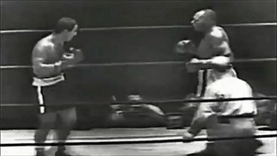 Рокки Марчиано непобеждённый американский боксёр-профессионал, абсолютный чемпион мира в тяжёлом весе с 23 сентября 1952 года по 30 ноября 1956 года. Обратите внимания на стойки боксеров.